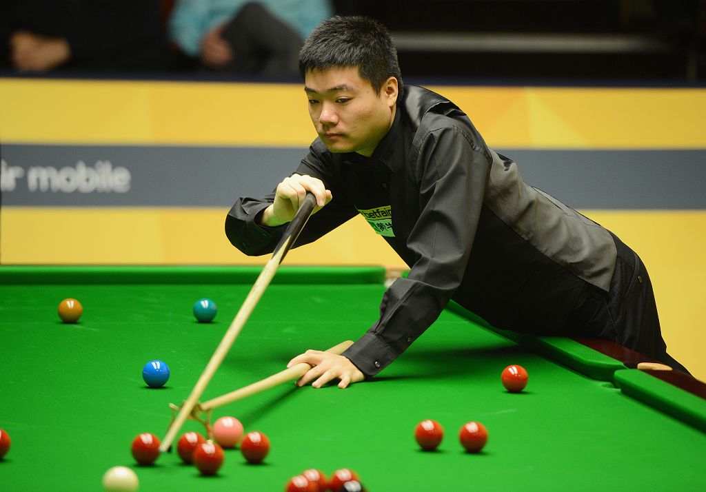 夹着小收音 夹着小收音